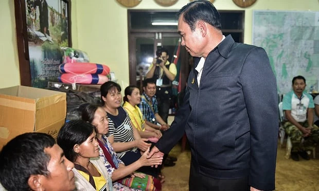 Thủ tướng Thái Lan Prayut Chan-o-cha gặp người thân đội bóng nhí ngày 9-7. Ảnh: REUTERS