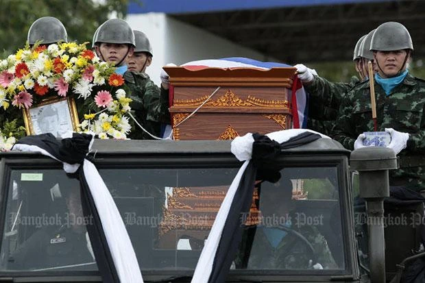 Thi hài cựu binh Thai Navy Seals Samarn Poonan được đưa về quê an táng sau khi thiệt mạng vì thiếu ô xy khi đang lặn trong hang động chuẩn bị công tác giải cứu đội bóng nhí. Ảnh: BANGKOK POST