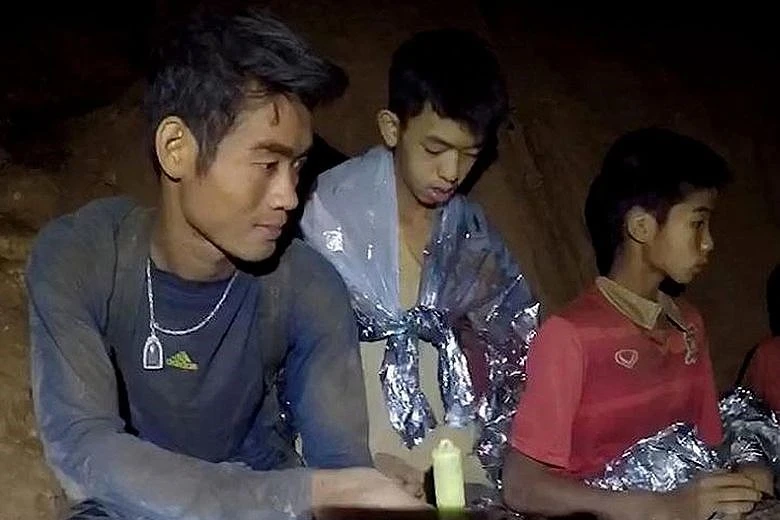 Huấn luyện viên Ekapol và đội bóng nhí trong hang động. Ảnh: GUARDIAN