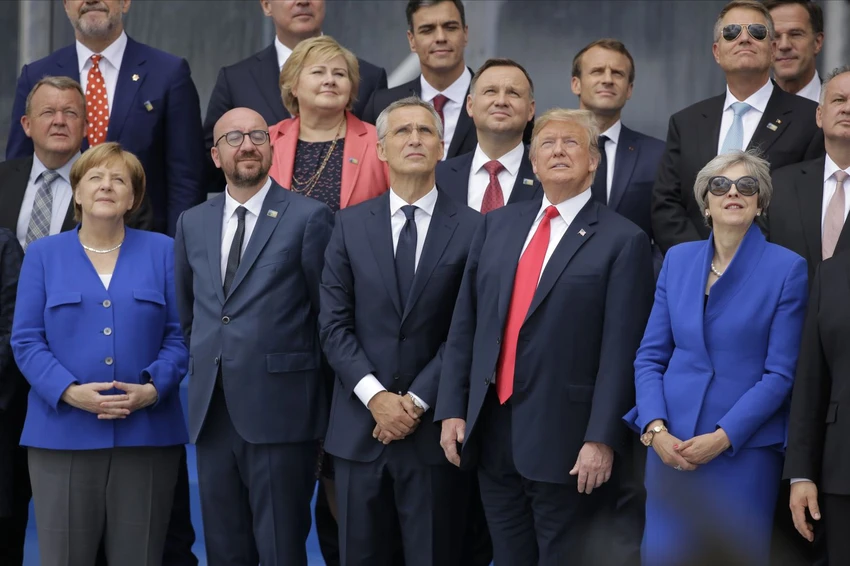 Tổng thống Mỹ Donald Trump (thứ hai từ phải qua, hàng đầu) và các lãnh đạo NATO chụp hình chung sáng 11-7 trong kỳ thượng đỉnh NATO năm nay tại Brussels (Bỉ). Ảnh: AP