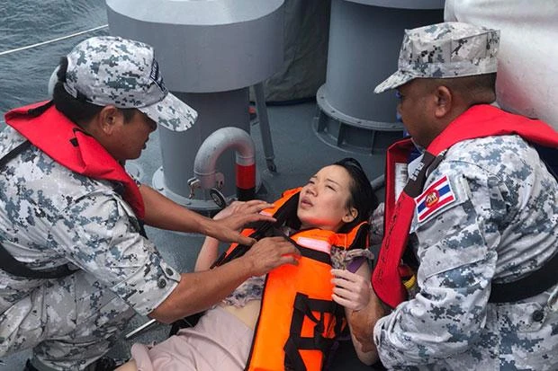 Một nạn nhân được cứu sống. Ảnh: BANGKOK POST