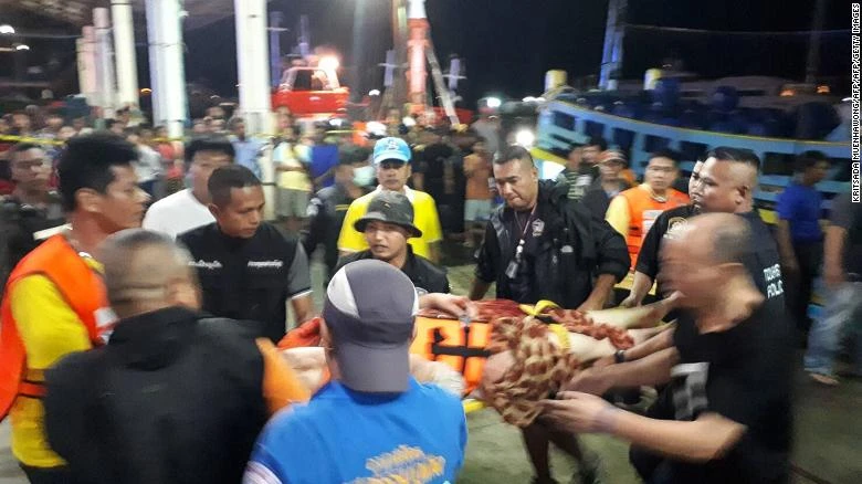Đội cứu hộ và nhân viên y tế Thái Lan đang giải cứu các du khách gặp nạn trong vụ chìm tàu tại một cảng ở Phuket ngày 6-7. Ảnh: CNN