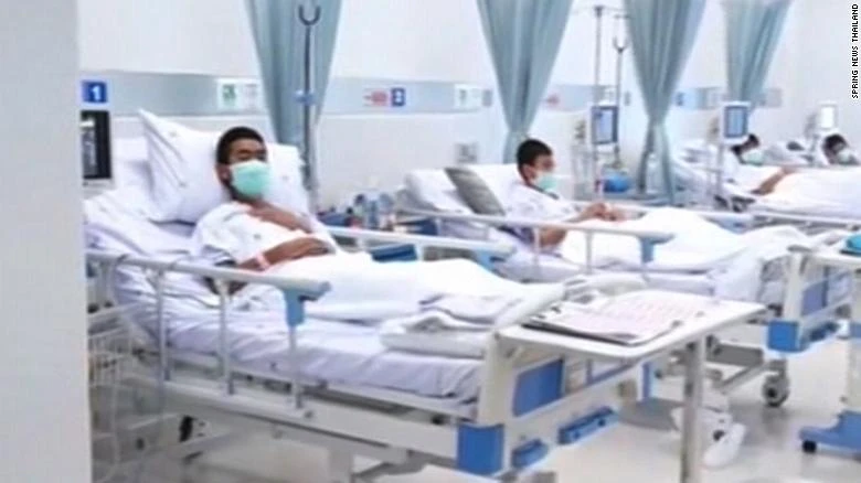 Các cậu bé được chăm sóc sức khỏe trong bệnh viện. Ảnh: CNN