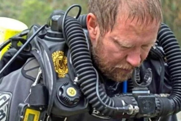 Bác sĩ, chuyên gia lặn người Úc Richard Harris ra khỏi hang động tối 10-7, sau khi thành viên cuối cùng của đội bóng được cứu ra an toàn, và nhận được tin bố mất. Ảnh: FB