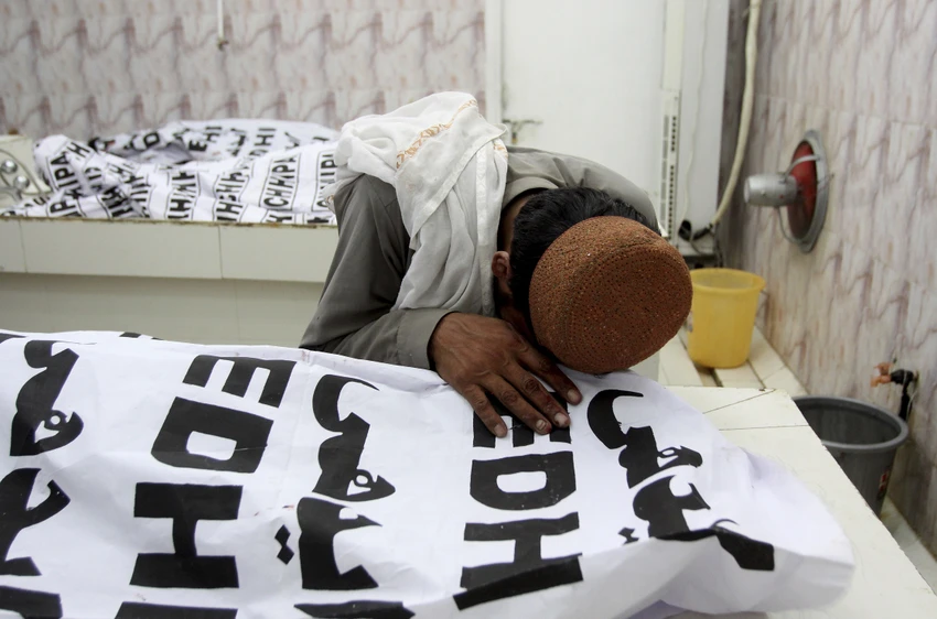 Khóc thương người thân thiệt mạng trong vụ đánh bom ở tỉnh Baluchistan ngày 13-7. Ảnh: AP