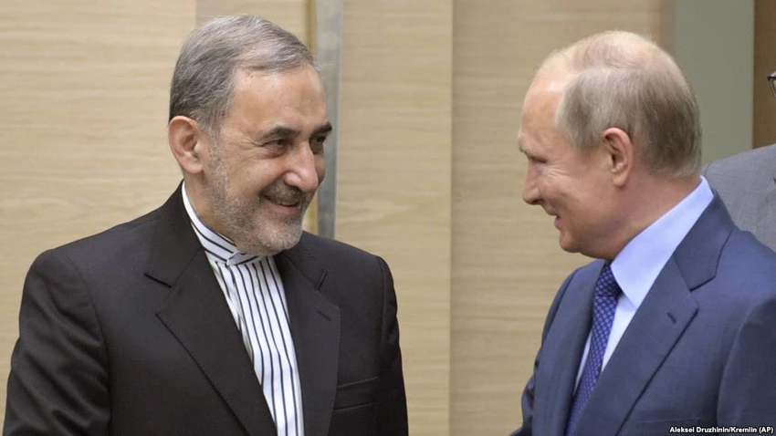 Ông Ali Akbar Velayati - đặc phái viên cấp cao của lãnh đạo tối cao Iran Ayatollah Ali Khamenei (trái) gặp Tổng thống Nga Vladimir Putin ngày 12-7. Ảnh: AP