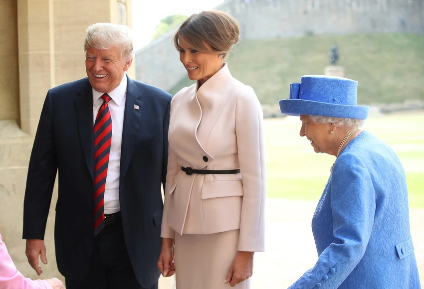 Nữ hoàng Elizabeth (phải) tiếp vợ chồng Tổng thống Mỹ Donald Trump ngày 13-7. Ảnh: GETTY IMAGES