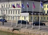 Đoàn xe ông Putin đến nơi thượng đỉnh, chưa thấy ông Trump đâu