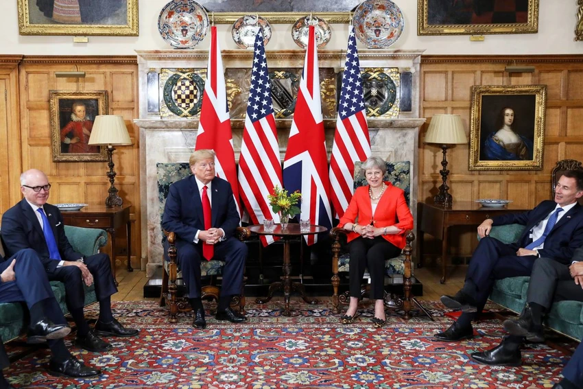 Thủ tướng Anh Theresa May (phải) hội đàm cùng Tổng thống Mỹ Donald Trump ngày 14-7. Ảnh: GETTY IMAGES