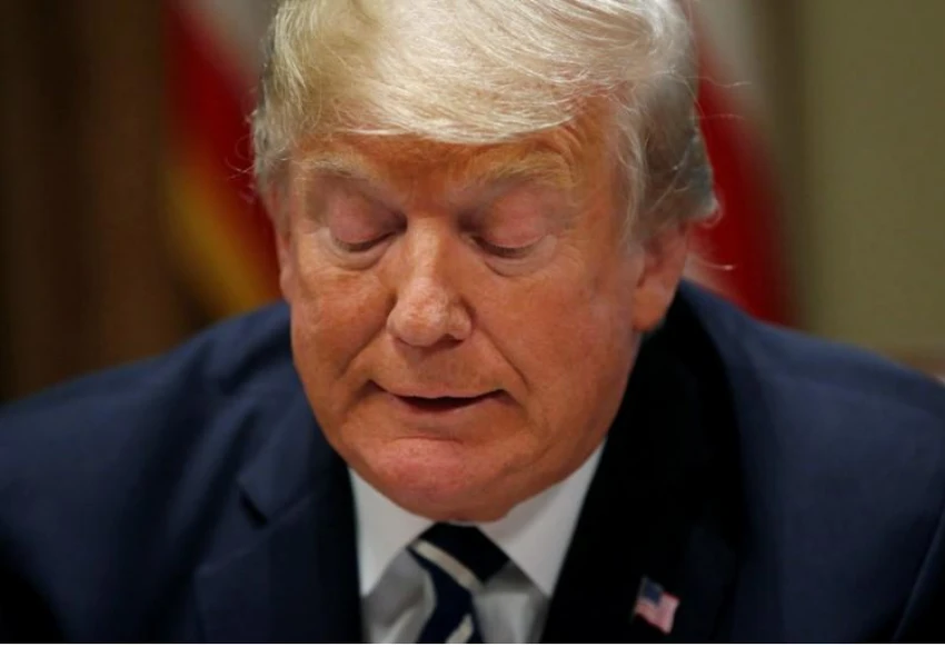 Ông Trump trong cuộc trao đổi với một số nghị sĩ Mỹ và báo chí tại Nhà Trắng ngày 17-7. Ảnh: REUTERS