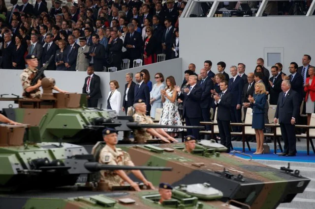 Vợ chồng Tổng thống Mỹ Donald Trump (đứng hàng đầu, giữa) tham dự lễ duyệt binh mừng Quốc khánh Pháp 14-7-2017. Ảnh: REUTERS