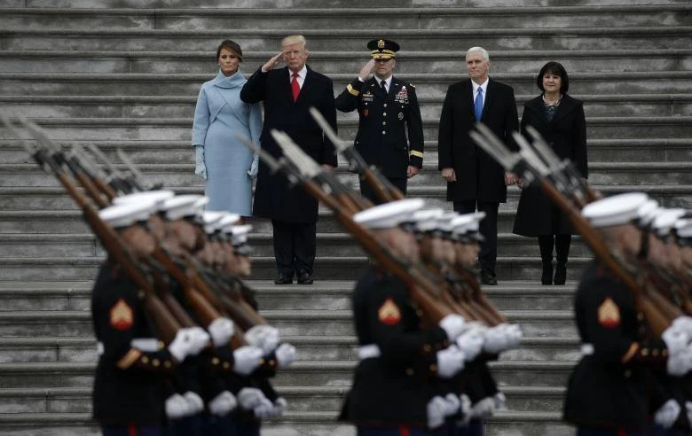 Tổng thống Mỹ Donald Trump (cà vạt đỏ) và Đệ nhất phu nhân Melania Trump (bên trái) cùng Phó Tổng thống Mike Pence và phu nhân Karen Pence (bên phải) trong lễ diễu hành quân đội vào ngày ông Trump nhậm chức 20-1-2017 tại Washington DC. Ảnh: REUTERS