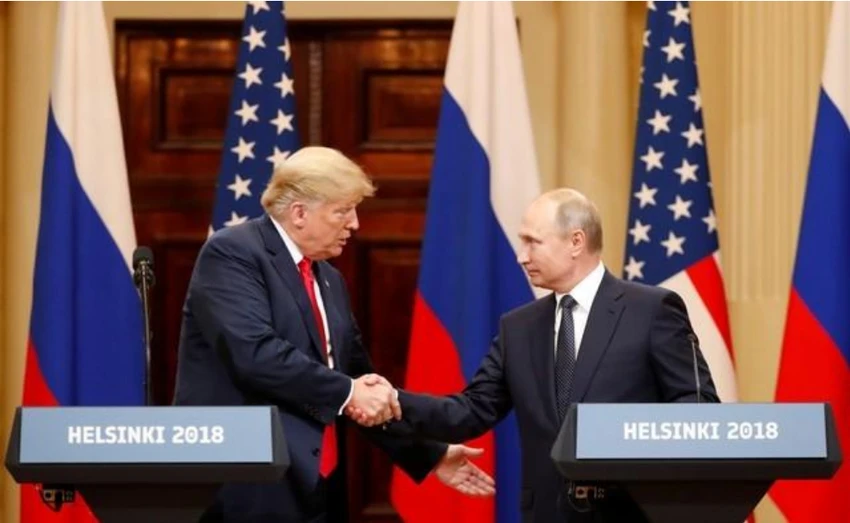 Tổng thống Mỹ Donald Trump (trái) bị chỉ trích thể hiện yếu kém trước Tổng thống Nga Vladimir Putin tại cuộc họp báo thượng đỉnh ngày 16-7 tại Helsinki (Phần Lan). Ảnh: REUTERS