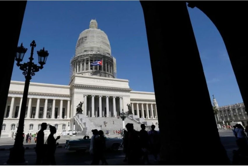 Người dân Cuba tại khu vực tòa nhà Quốc hội nước này ở Havana (Cuba) ngày 21-7. Ảnh: REUTERS