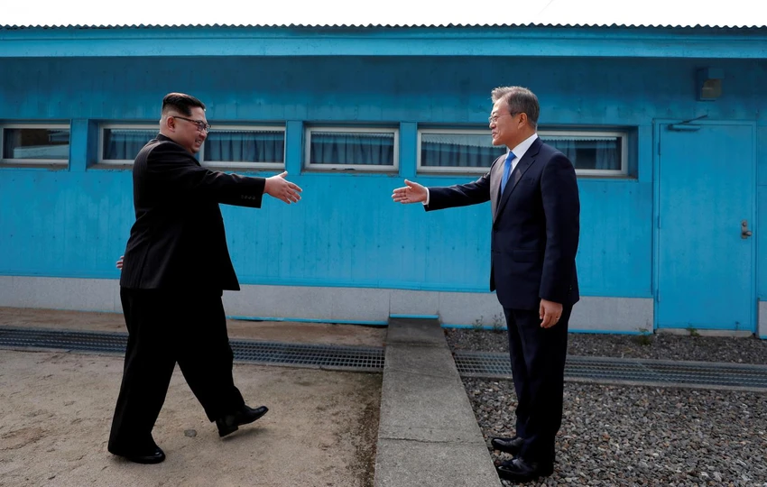 Lãnh đạo Triều Tiên Kim Jong-un (trái) và Tổng thống Hàn Quốc Moon Jae-in gặp nhau ở khu phi quân sự ngày 27-4. Ảnh: NATIONAL INTEREST