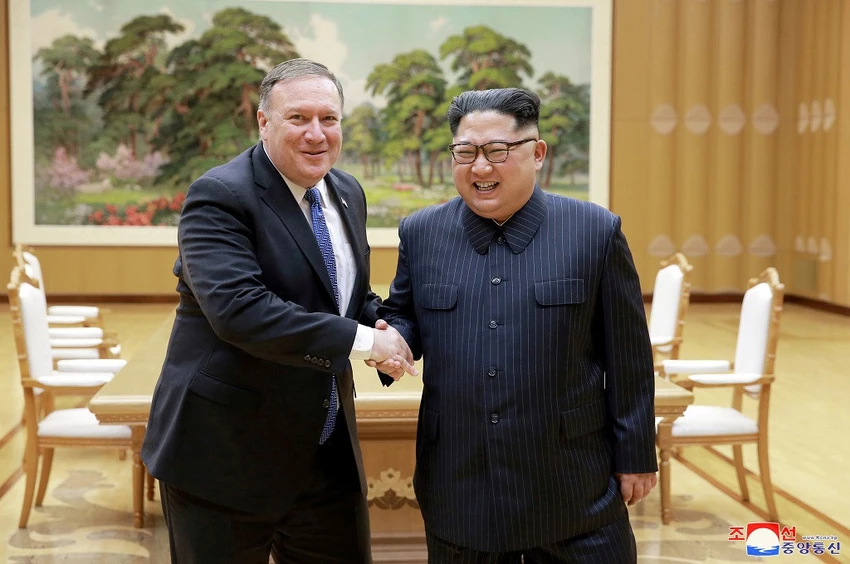 Ngoại trưởng Mỹ Mike Pompeo (trái) gặp lãnh đạo Triều Tiên Kim Jong-un trong chuyến sang Triều Tiên tháng 5. Ảnh: REUTERS