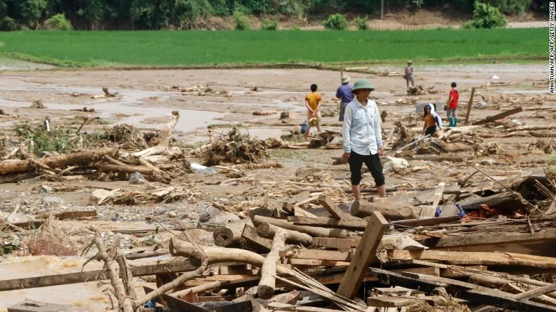 Lũ quét làm hư hại nhà dân ở tỉnh Yên Bái. Ảnh: CNN
