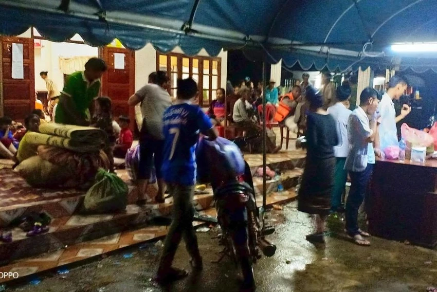 Người dân tại trung tâm sơ tán sau khi con đập thuộc dự án thủy điện Xepian-Xe Nam Noy bị vỡ, ngày 24-7. Ảnh: REUTERS