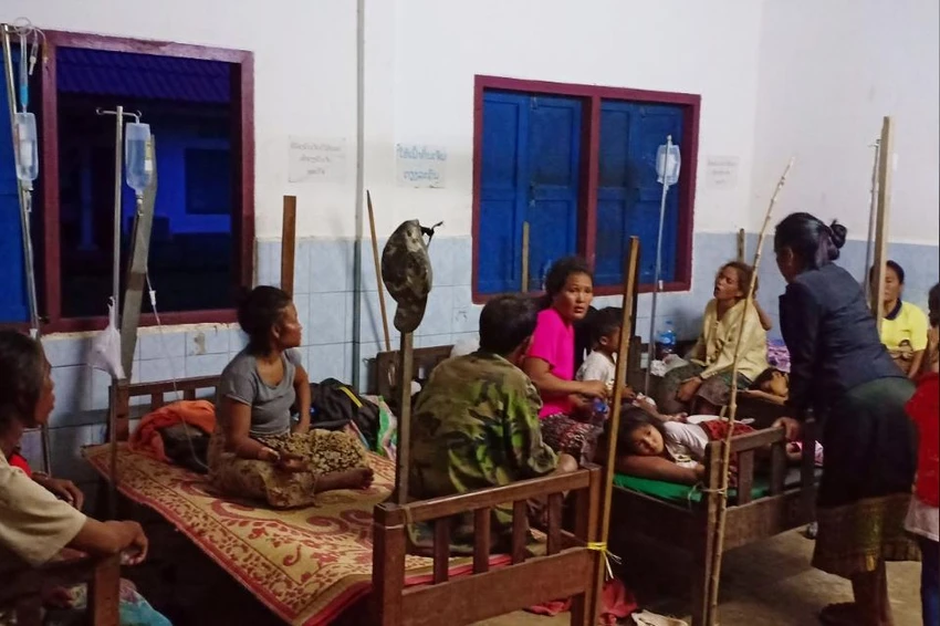 Người dân sơ tán sau khi nhà cửa bị ngập vì đập vỡ. Ảnh: REUTERS
