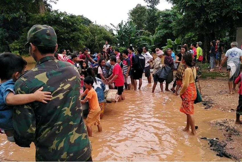 Người dân sơ tán sau khi con đập thuộc dự án thủy điện Xepian-Xe Nam Noy bị vỡ, ngày 24-7. Ảnh: REUTERS