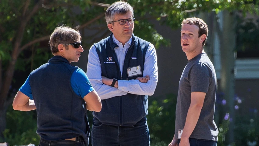Giám đốc Tài chính Facebook David Wehner (giữa) và Tổng Giám đốc Facebook Mark Zuckerberg (phải). Ảnh: THE INFORMATION