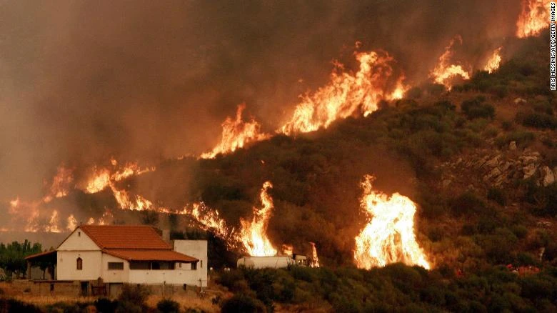 Có tổng cộng hơn 15 đám cháy. Ảnh: CNN