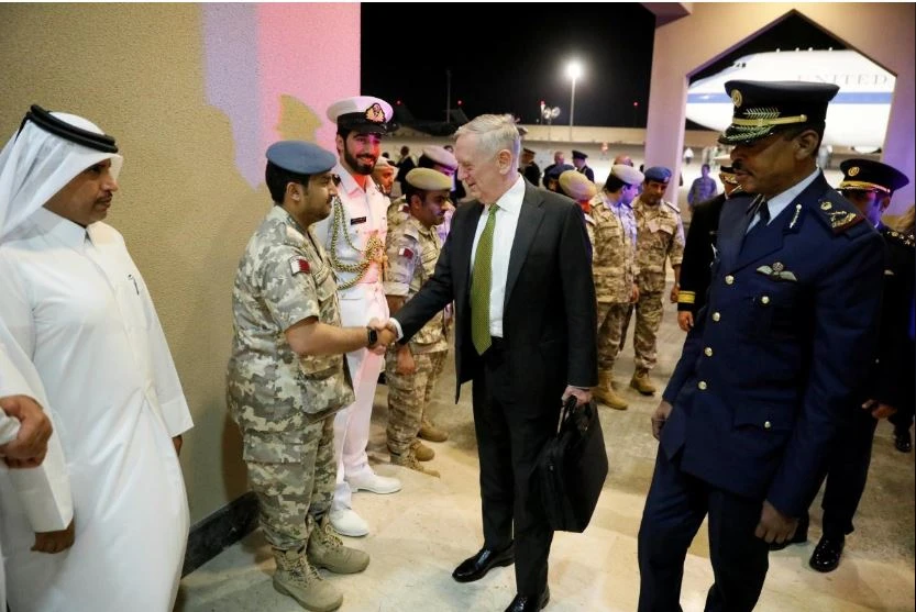 Bộ trưởng Quốc phòng Mỹ James Mattis (giữa) được chào đón khi đến thăm căn cứ không quân Al Udeid ở Doha (Qatar) ngày 21-4-2017. Ảnh: REUTERS