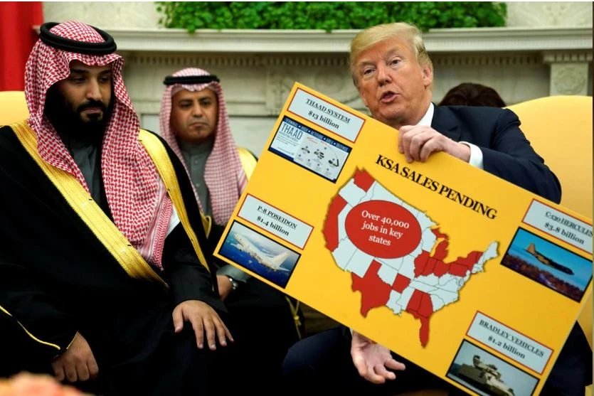 Tổng thống Mỹ Donald Trump giới thiệu một biểu đồ bán khí tài quân sự hạng nặng trong buổi tiếp Thái tử Saudi Arabia Mohammed bin Salman tại Nhà Trắng ngày 30-3. Ảnh: REUTERS
