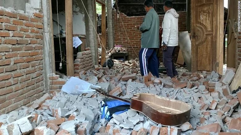 15 người chết, 162 người bị thương trong trận động đất mạnh 6,4 độ Richter ở đảo Lombok (Indonesia) sáng 29-7. Ảnh: CNN