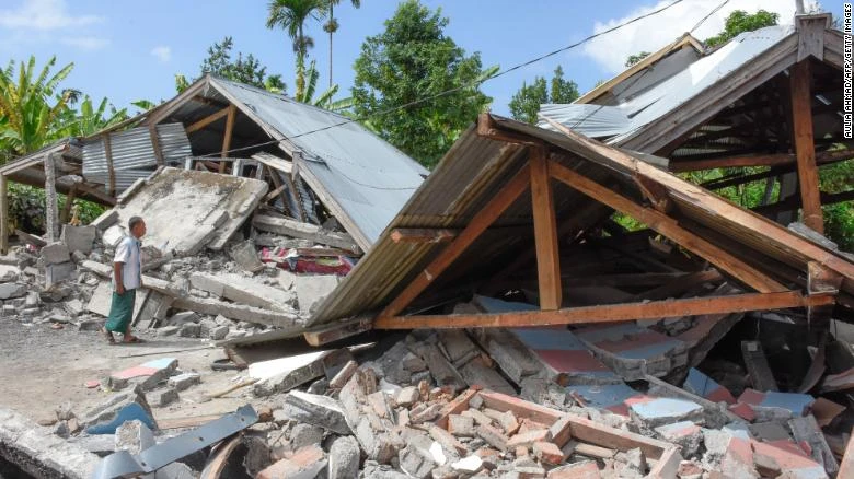 Người dân về lại nhà sau trận động đất mạnh 6,4 độ Richter ở Lombok (Indonesia) ngày 29-7. Ảnh: CNN
