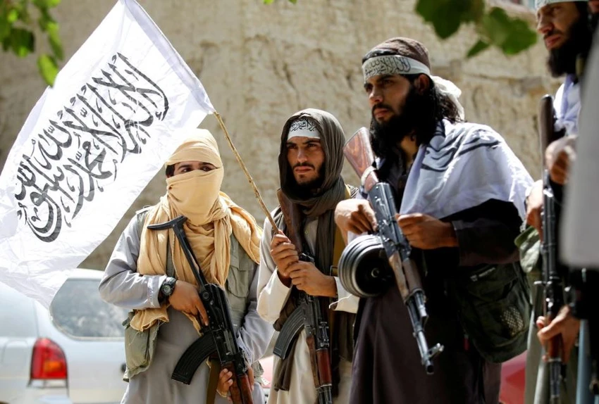 Các tay súng Taliban ăn mừng lệnh ngừng bắn tại huyện Ghanikhel, tỉnh Nangarhar (Afghanistan) ngày 16-6. Ảnh: REUTERS