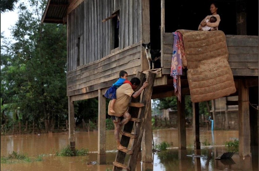 Người dân dần quay lại nhà khi nước bắt đầu rút. Ảnh: REUTERS