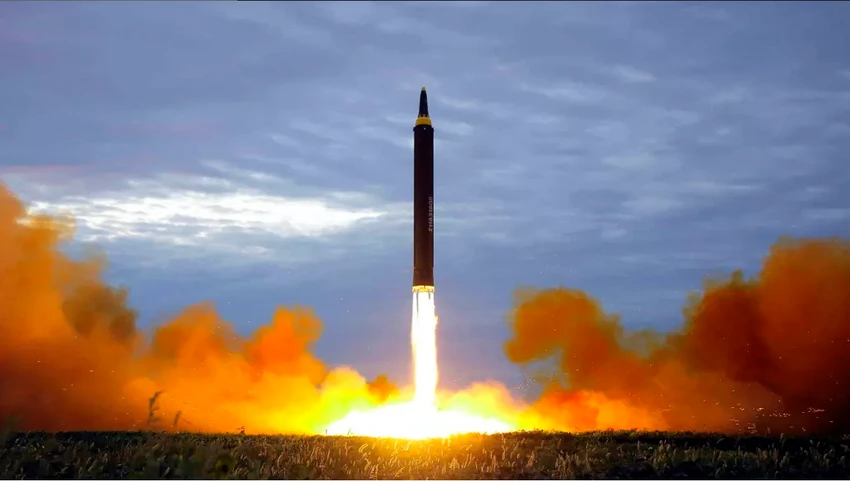 Tên lửa đạn đạo tầm trung Hwasong-12 trong một lần thử ở Bình Nhưỡng (Triều Tiên). Ảnh: AP
