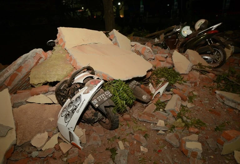 Cảnh đổ nát sau động đất mạnh 6,9 độ Richter ở đảo Lombok (Indonesia) tối 5-8. Ảnh: JAKARTA POST