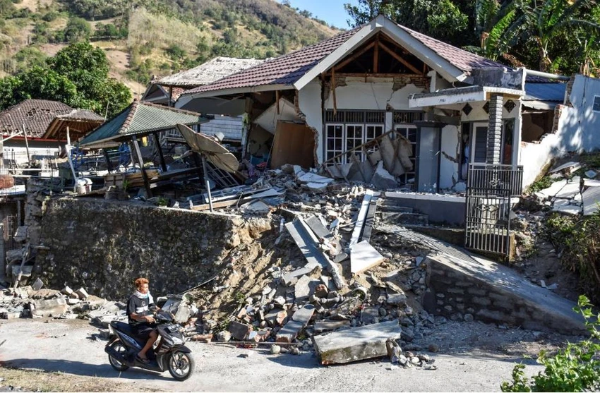 Động đất mạnh 6,9 độ Richter làm hư hại nhà cửa ở đảo Lombok (Indonesia). Ảnh: REUTERS