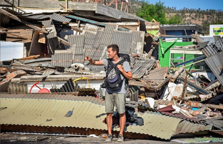 Du khách chuẩn bị rời Lombok đổ nát sau động đất. Ảnh: REUTERS