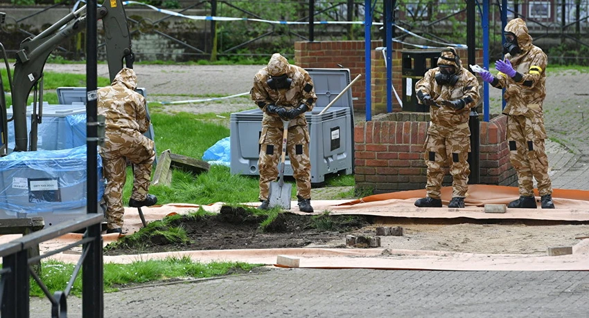 Khám nghiệm hiện trường hai cha con cựu điệp viên Skripal bị đầu độc tại Anh, ngày 24-4. Ảnh: REUTERS