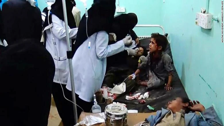 Hình ảnh chụp lại từ video của kênh truyền hình Al-Masirah TV của nhóm phiến quân Houthi ở Yemen, cho thấy bệnh viện đầy trẻ em bị thương trong vụ không kích. Ảnh: CNN