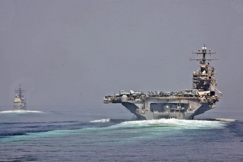 Tàu khu trục tên lửa USS Cape St. George và tàu sân bay USS Abraham Lincoln đi ngang qua eo biển Hormuz. Ảnh: US NAVY