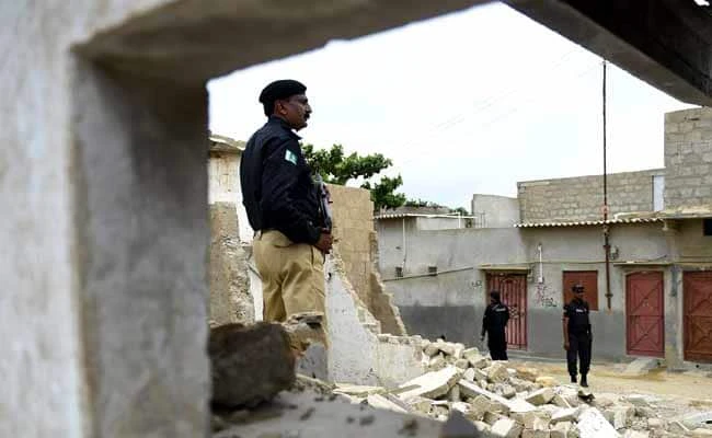 Cảnh sát Pakistan canh gác tại một địa điểm vừa xảy ra tấn công. Ảnh: NDTV