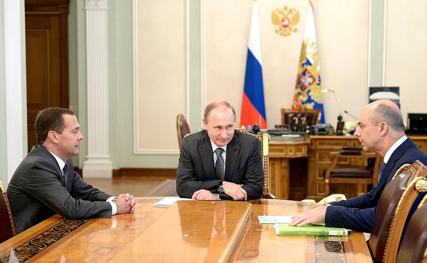Bộ trưởng Tài chính Nga Anton Siluanov (phải) trong một cuộc họp với Tổng thống Nga Vladimir Putin (giữa) và Thủ tướng Nga Dmitry Medvedev. Ảnh: KREMLIN.RU