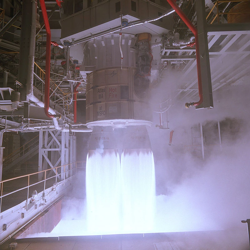 Động cơ tên lửa đẩy RD-180 của Nga trong một lần phóng thử tại trung tâm Bay Không gian Marshall của NASA (Mỹ). Ảnh: WIKIPEDIA