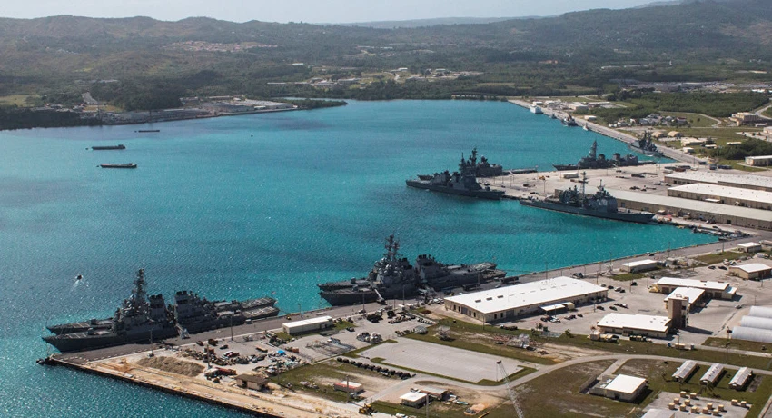 Tàu chiến Mỹ tại cảng Apra thuộc căn cứ hải quân Mỹ ở đảo Guam. Ảnh: REUTERS