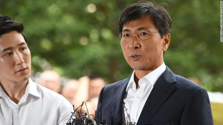 Ông Ahn Hee-jung đến Tòa Án quận Tây Seoul nghe phán quyết ngày 14-8. Ảnh: CNN