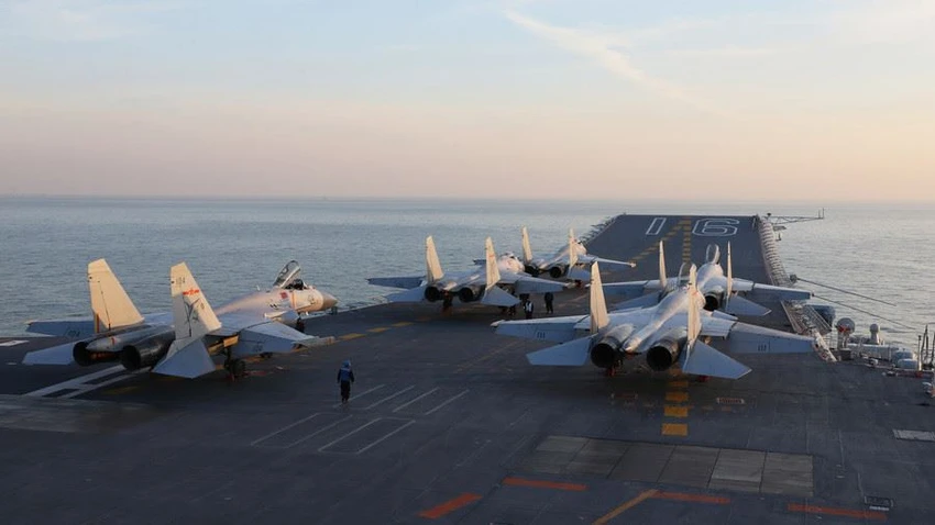 Máy bay tiêm kích J-15 trên tàu sân bay Liêu Ninh của Trung Quốc trong một cuộc tập trận. Ảnh: AFP
