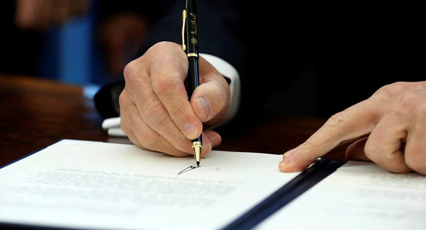 Tổng thống Mỹ Donald Trump ký thông qua Đạo luật Ủy quyền Quốc phòng tài khóa 2019 ngày 13-8. Ảnh: REUTERS
