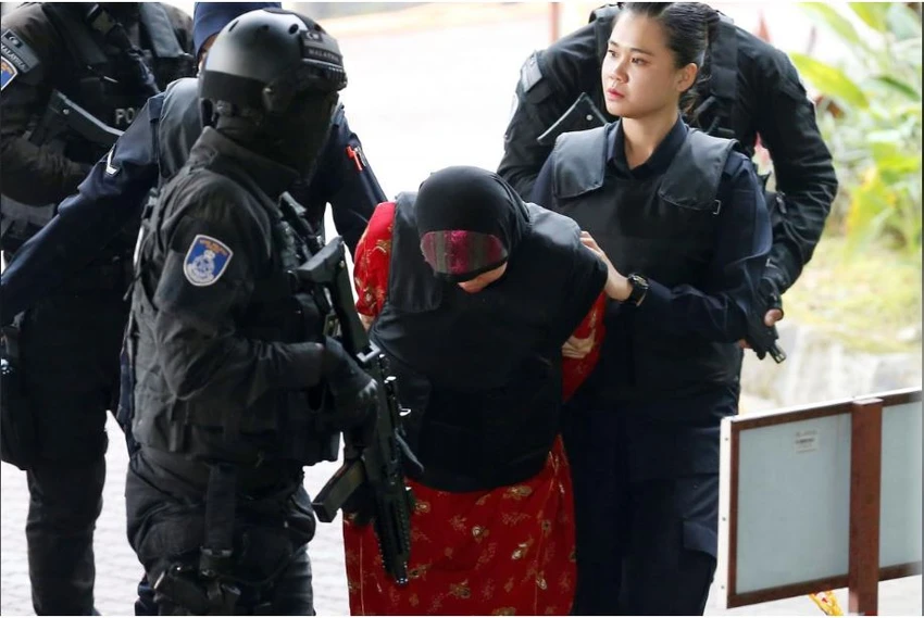 Bị cáo Siti Aisyah được hộ tống đến tòa sáng nay 16-8. Ảnh: REUTERS