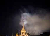 Cả Thái Lan bật khóc, tiễn tro cốt 'người cha vĩ đại'