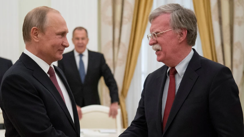 Cố vấn an ninh quốc gia Mỹ John Bolton (phải) gặp Tổng thống Nga Vladimir Putin (trái) trong chuyến thăm Nga tháng 6. Ảnh: