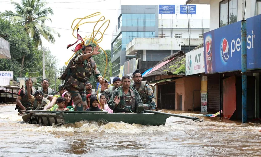 Binh sĩ cứu hộ người dân trong lụt. Ảnh: AFP